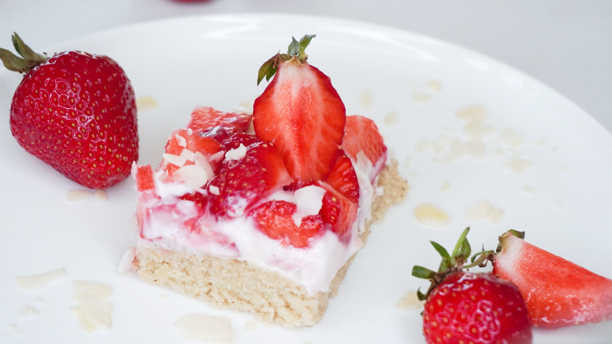 Rezeptbild für Fluffige Erdbeerschnitten 