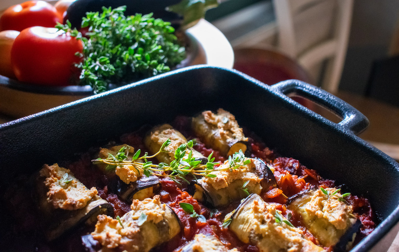 Rezeptbild für Auberginen-Tofu-Röllchen <br>im Tomatenbett