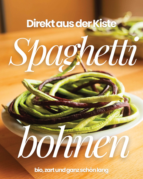 KI generiert: Ein Teller mit langen, grünen und violetten Bohnen. Text: "Direkt aus der Kiste Spaghetti bohnen bio, zart und ganz schön lang."