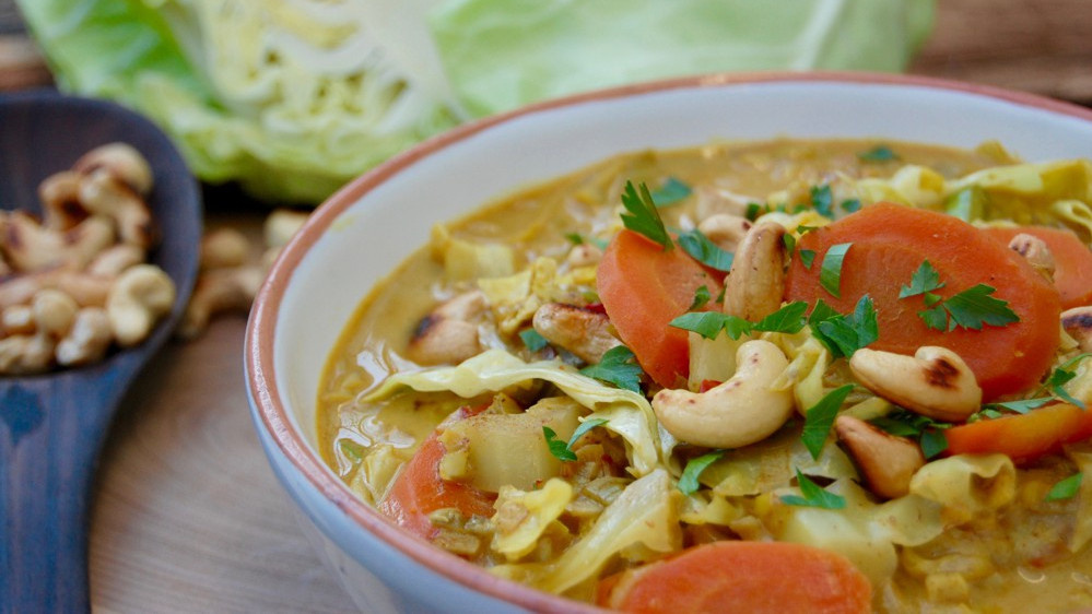 Rezeptbild für Spitzkohl-Curry mit Cashew-Kernen