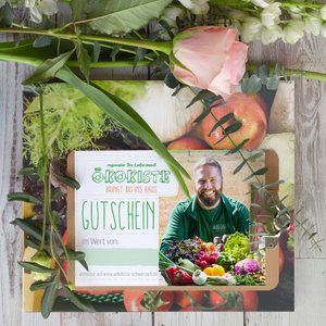 KI generiert: Das Bild zeigt vier verschiedene Gerichte, darunter Kürbis-Curry, Lauch-Frischkäserouladen mit Paprikasoße, Schwarzwurzelsuppe mit Topping und Gnocchi Caprese. Alle Gerichte sind als einfach zu kochen gekennzeichnet.