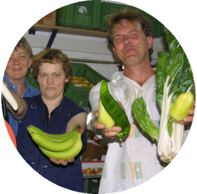 KI generiert: Drei Personen halten frisches Gemüse und Bananen in einer Lebensmittelumgebung.