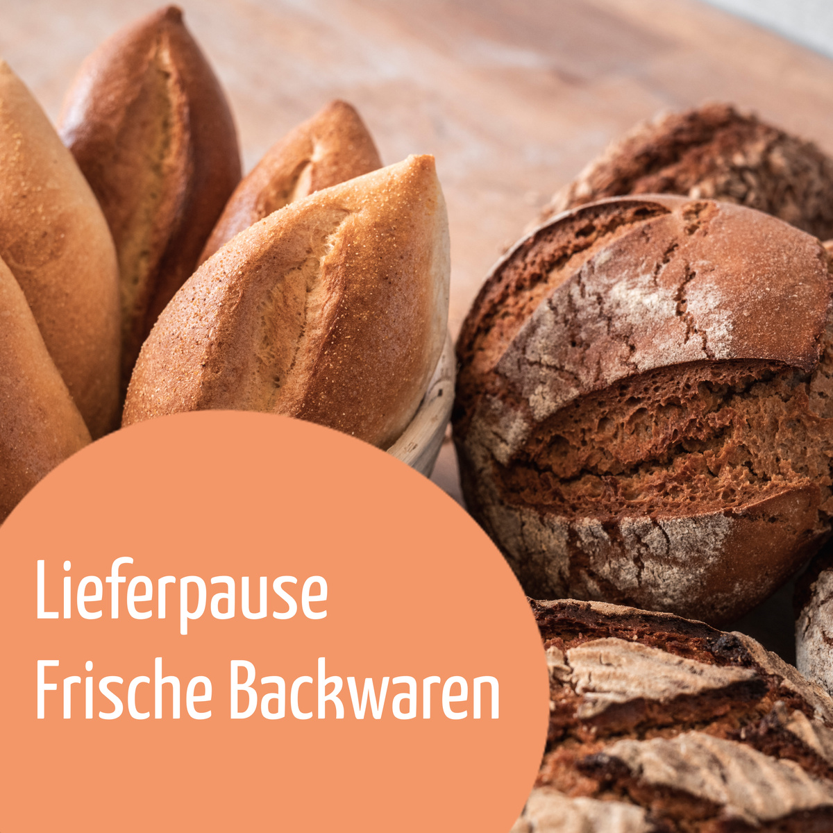 KI generiert: Das Bild zeigt eine Auswahl von frischen Backwaren, darunter Baguettes und Brote, mit dem Text "Lieferpause Frische Backwaren". Der Text deutet auf eine vorübergehende Unterbrechung der Lieferung dieser Backwaren hin.