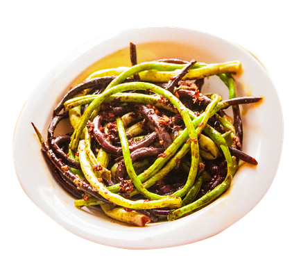 KI generiert: Ein Teller mit gebratenen grünen und lila Bohnen, vermutlich asiatisch gewürzt.