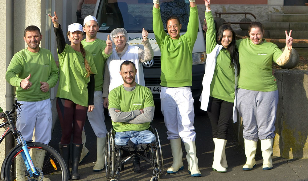KI generiert: Eine Gruppe von Menschen posiert in Arbeitskleidung lächelnd vor einem Lieferwagen.