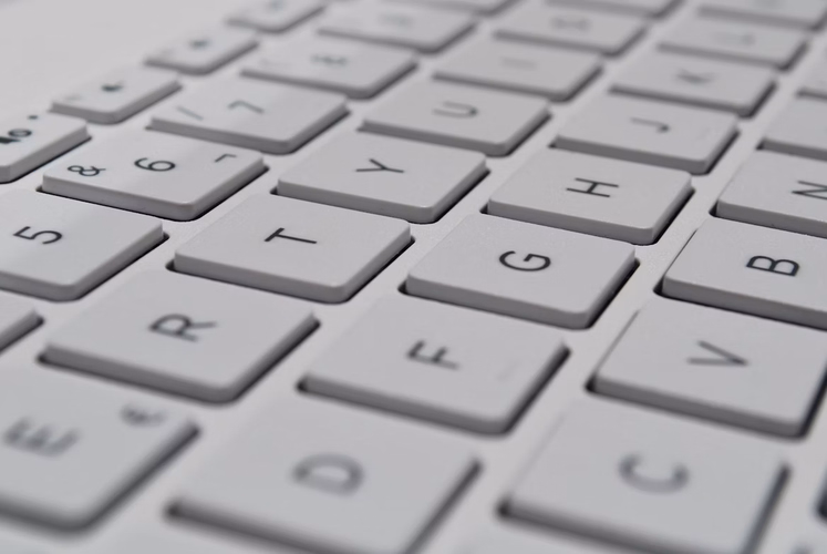 KI generiert: Nahaufnahme einer Computertastatur mit weißen Tasten.