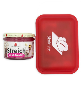 Das Bild zeigt einen Zwergenwiese Rote Bete-Meerrettich Aufstrich neben einer roten Box mit dem Logo "ökokiste".
