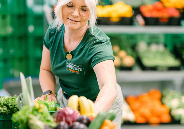 Packerin beim Arbeiten mit unseren Ökokisten