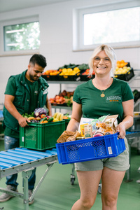 KI generiert: Das Bild zeigt vier verschiedene Gerichte, darunter Kürbis-Curry, Lauch-Frischkäserouladen mit Paprikasoße, Schwarzwurzelsuppe mit Topping und Gnocchi Caprese. Alle Gerichte sind als einfach zu kochen gekennzeichnet.