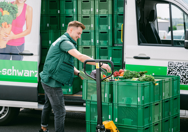 Gut gelaunter Fahrer beim Einladen unseres Transporters