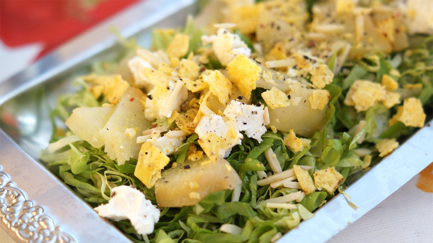 Rezeptbild für Birnensalat karamellisiert mit Kopfsalat, Maischips und Ziegenrolle
