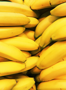 KI generiert: Das Bild zeigt eine große Menge von reifen, gelben Bananen, die dicht aneinander liegen. Der Hauptinhalt ist eine Fülle von Bananen, die den gesamten Bildbereich einnehmen.