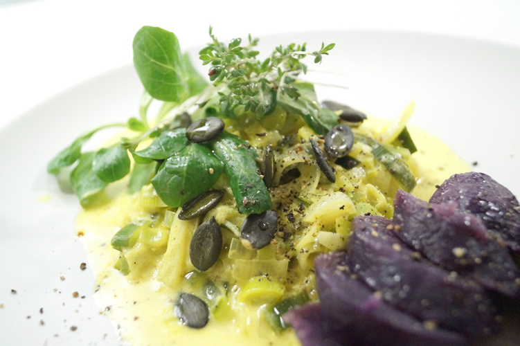 Rezeptbild für Warmer Lauchsalat mit Kurkuma-Joghurt Dressing dazu Blaue Salzkartoffel