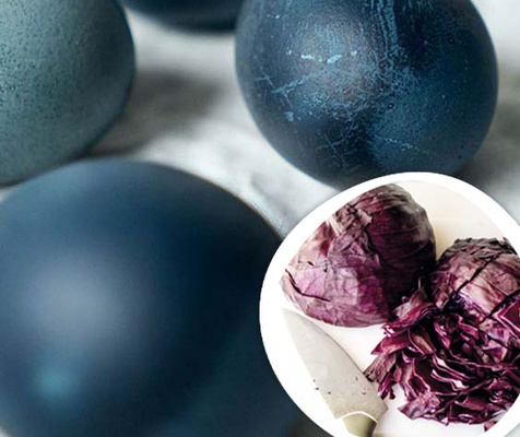 KI generiert: Eier gefärbt mit Rotkohl, daneben ein Messer und geschnittener Rotkohl.