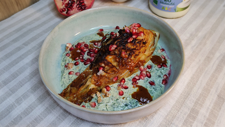 Rezeptbild für Gebackener Spitzkohl auf Kräuterjoghurt mit Walnuss-Granatapfel-Topping