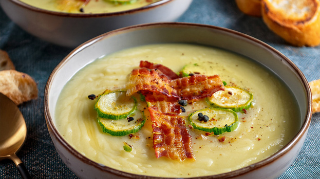 Rezeptbild für Zucchini-Pastinaken-Suppe  mit Bacon