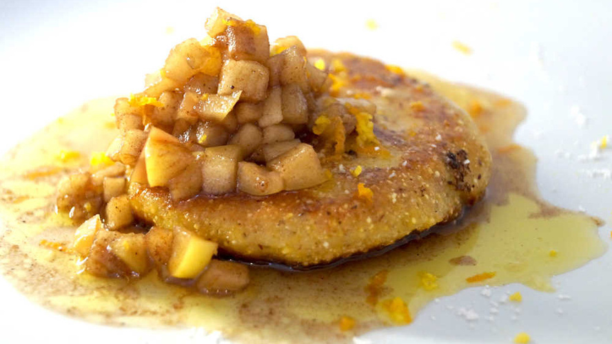 Rezeptbild für Buttrige Grieß-Pancakes mit Zimtäpfelchen und Ahornsirup