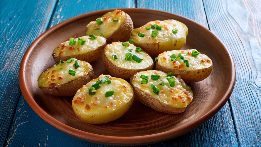 Rezeptbild für Halbe Kartoffeln gebacken mit  Käse und Lauchzwiebeln
