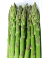 KI generiert: Ein Bund frischer grüner Spargelstangen.