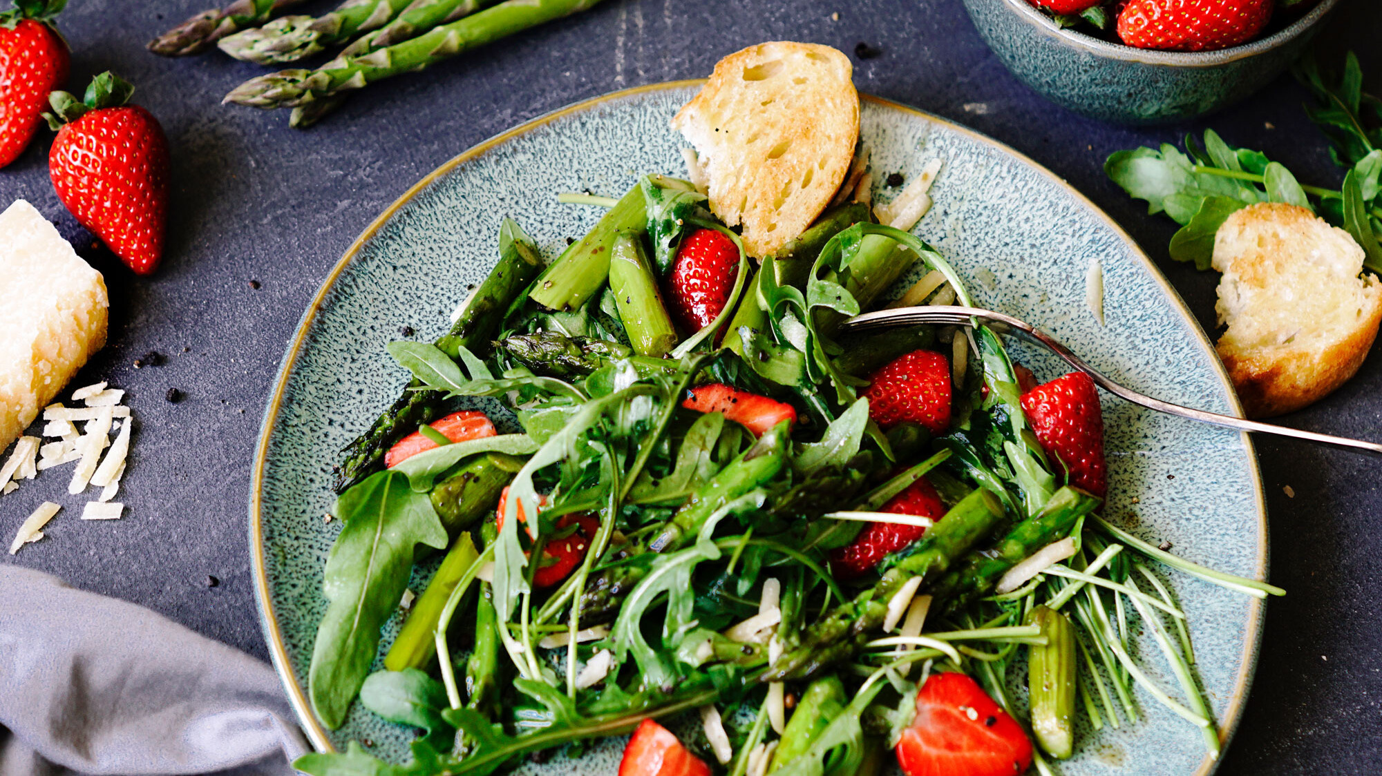 Rezeptbild für Spargel-Erdbeer-Salat mit Rucola