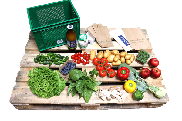 Ökokisten-Auto von früher, Schwarzacher Kloster Türme im Hintergrund. Veit Plietz beim Einladen des Transporters mit grünen Mehrwegkisten.