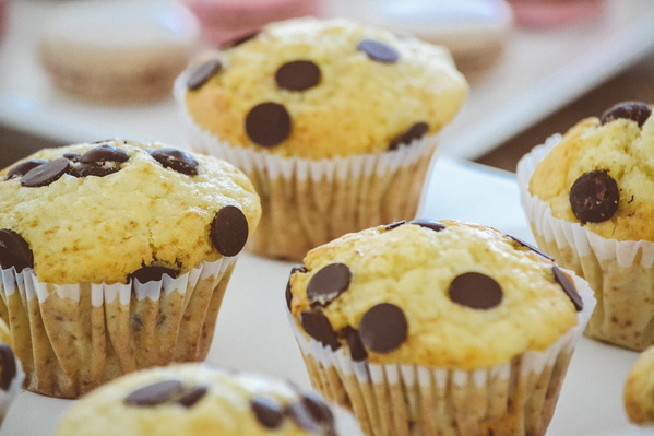 KI generiert: Nahaufnahme von Muffins mit Schokostückchen auf einem Teller.