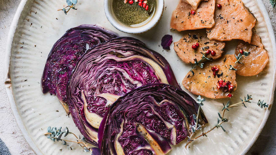 Rezeptbild für Rotkohl-Steaks mit Knoblauchchips