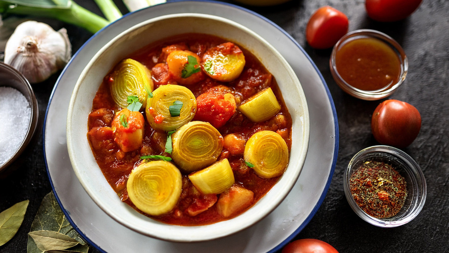 Rezeptbild für Lauch mit Tomatensauce und Kartoffeln