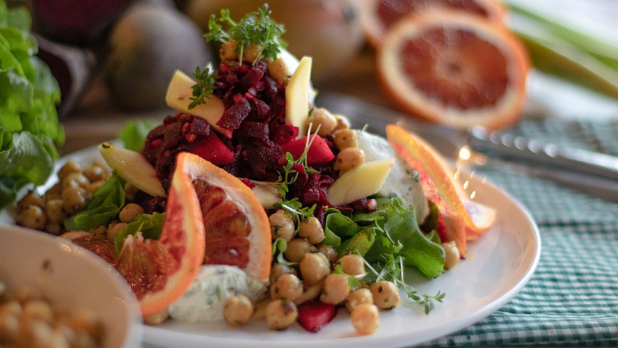 Rezeptbild für  Lauwarmer Rote Bete Mango Salat, Kressecreme und Kichererbsen