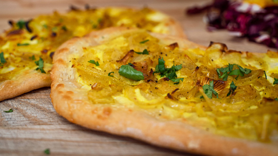 Rezeptbild für Rahmfleckerl mit Kurkumazwiebeln