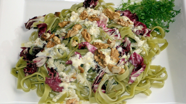 Rezeptbild für Radicchio-Nudeln mit Käse-Walnuss-Sauce