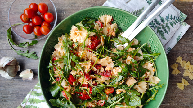 Rezeptbild für Nudelsalat mit Rucola, Tomaten und Parmesan